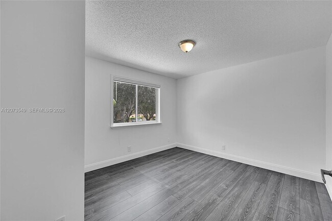 Building Photo - 11201 Lakeview Dr