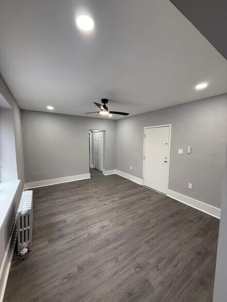 Building Photo - 215 W Walnut Ln