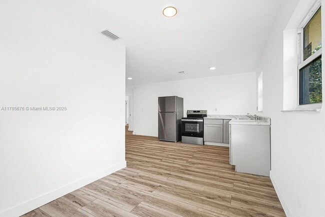 Building Photo - 128 NW 61st St