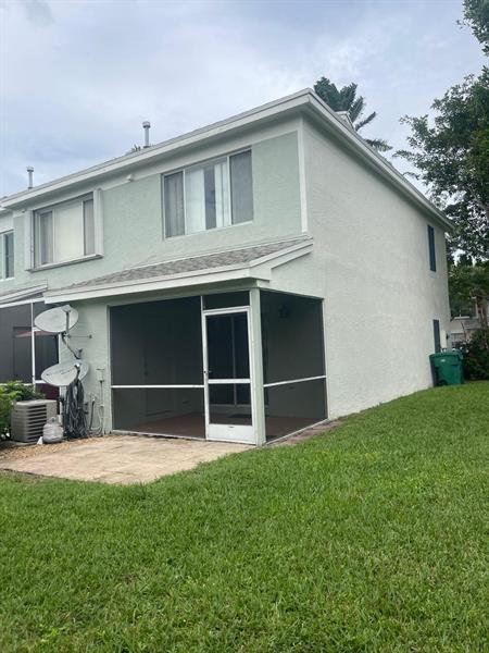 Building Photo - 8021 Sanibel Dr