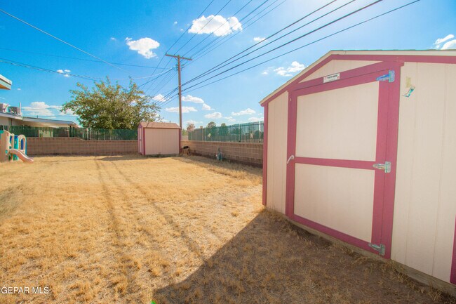 Building Photo - 451 Borrett St