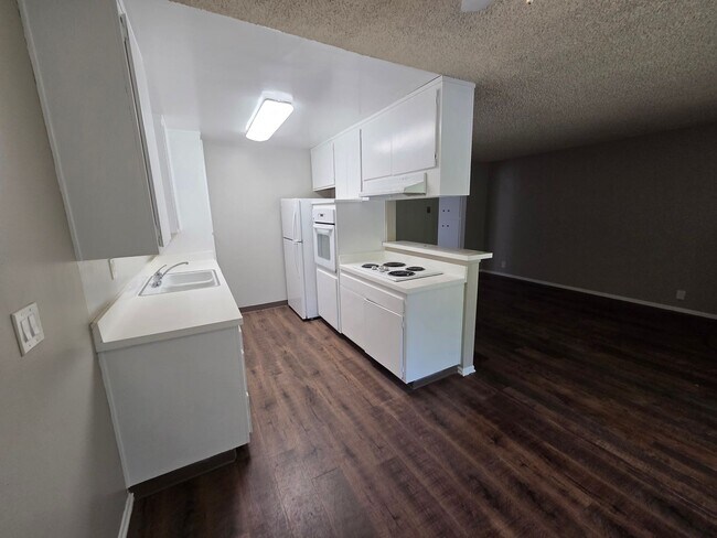 Building Photo - Spacious 1 Bedroom 1 Bath Upstairs Unit Apartment