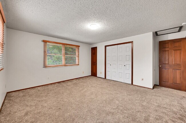 Building Photo - $2,895.00, 4 bed, 3.5 bath, located in Col...