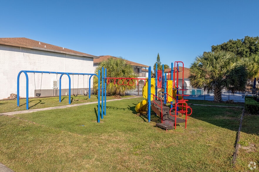 Playground - Goldelm at Valencian