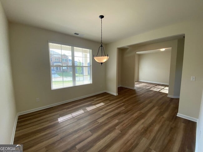 Building Photo - 5595 Mirror Lake Dr