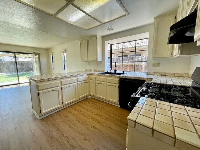 Building Photo - 7573 Flower Meadow Dr