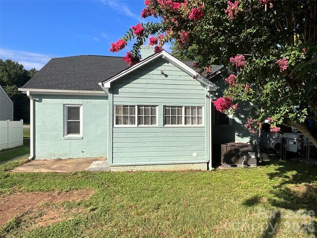Building Photo - 3820 Freedom Dr