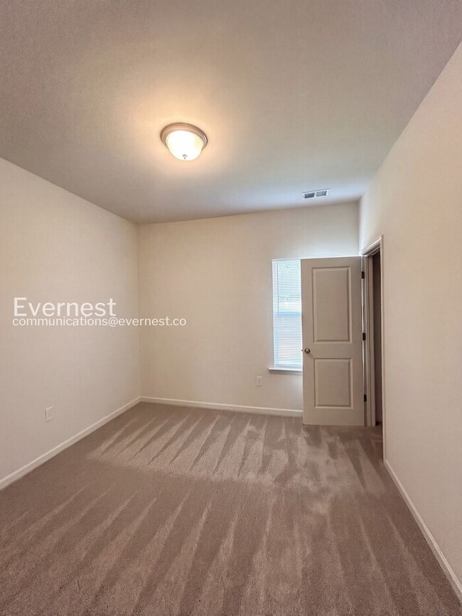 Building Photo - 1808 Hemlock Ave