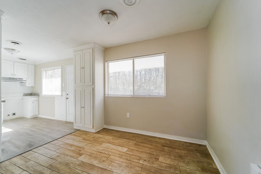 Building Photo - 5409 Queen Mary Ln