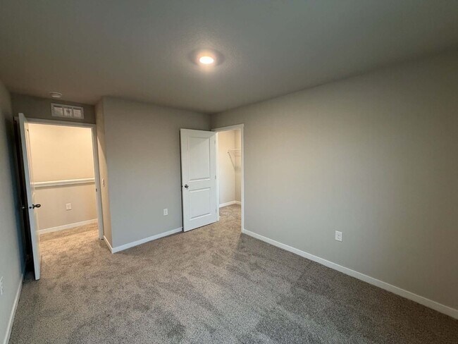 Building Photo - 1405 NE 59th Ln