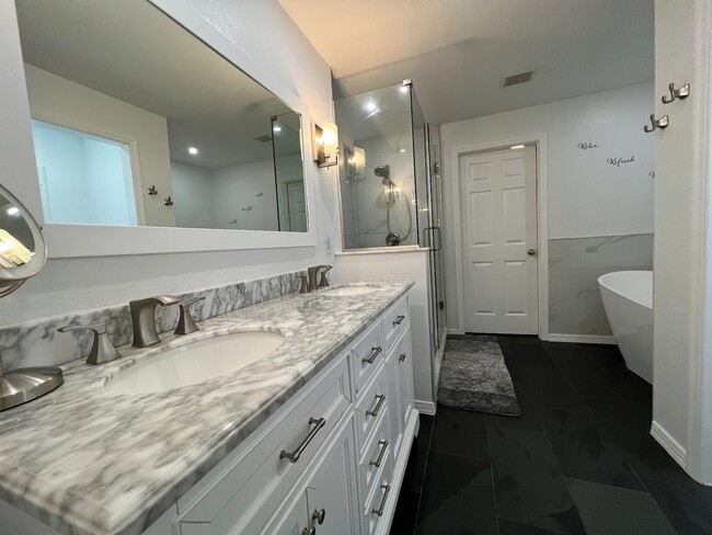 Master Bathroom - 2800 Surfside Blvd