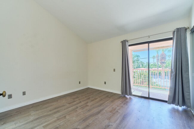 Building Photo - 401 E Vista Chino