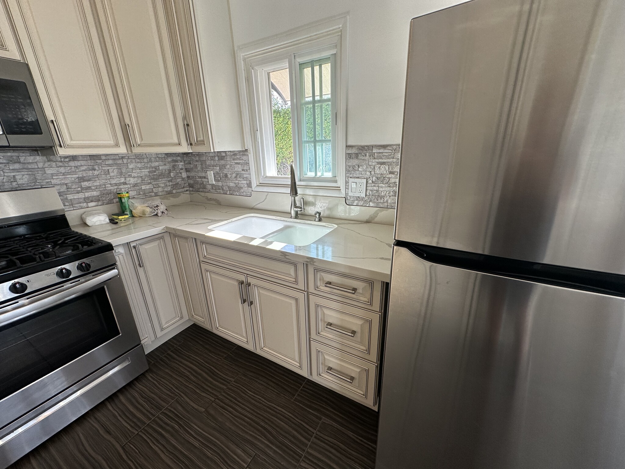 Kitchen - 951 McCarthy Ct