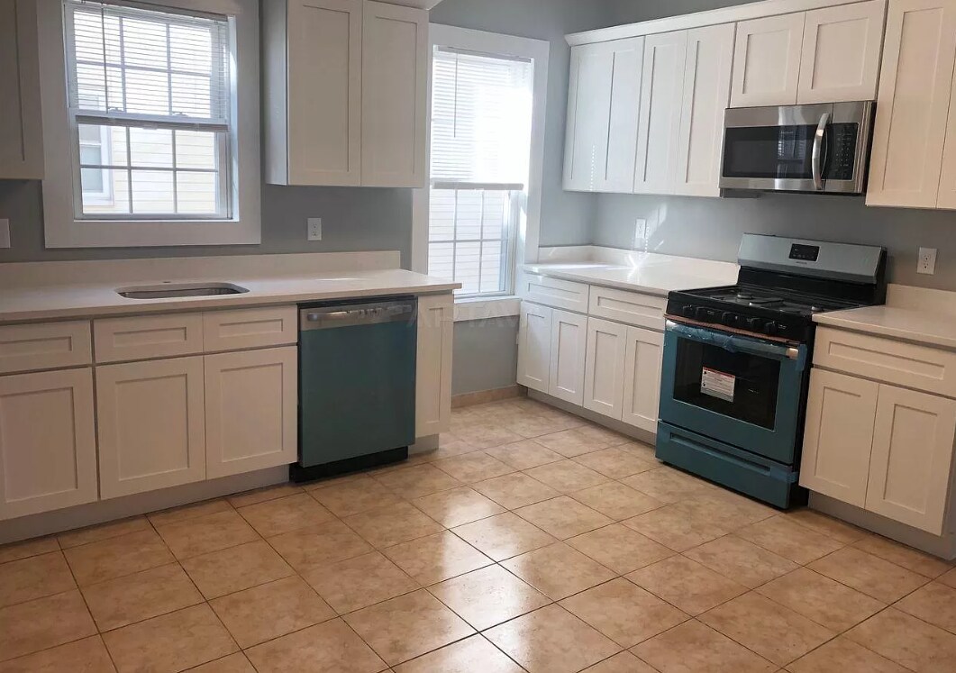 Building Photo - 835 Fellsway