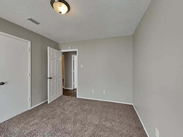 Building Photo - 1201 Saturn Dr