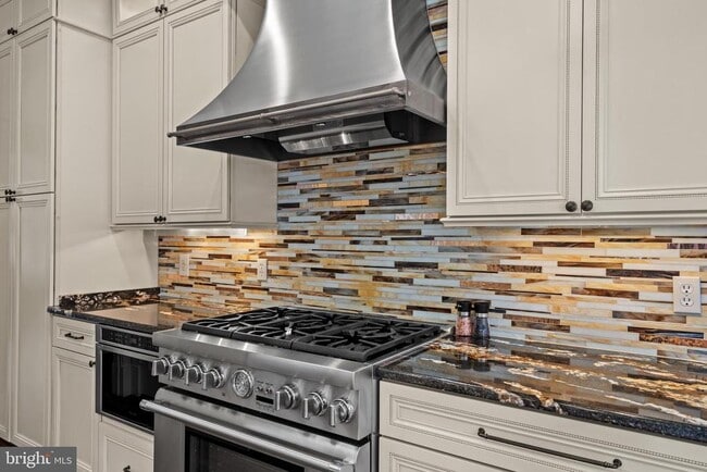 Building Photo - 128 Queen St