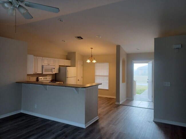 Building Photo - 3/2 with laminate flooring throughout