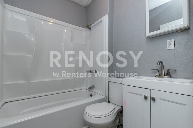 Building Photo - 3 bed 1 bath Home