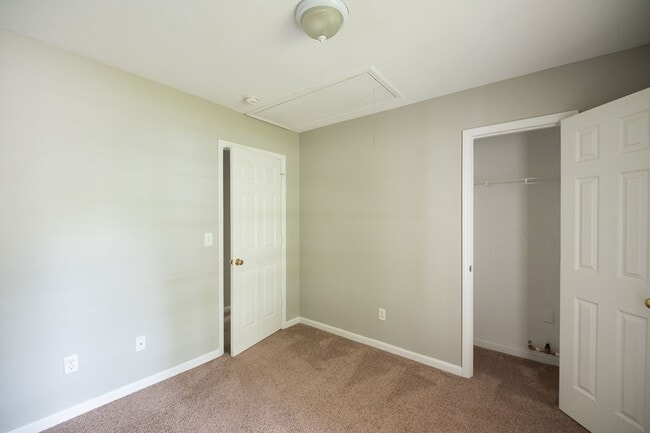 Building Photo - Charming 3 bedroom 2 bath ranch style home in Greensboro with covered front porch!
