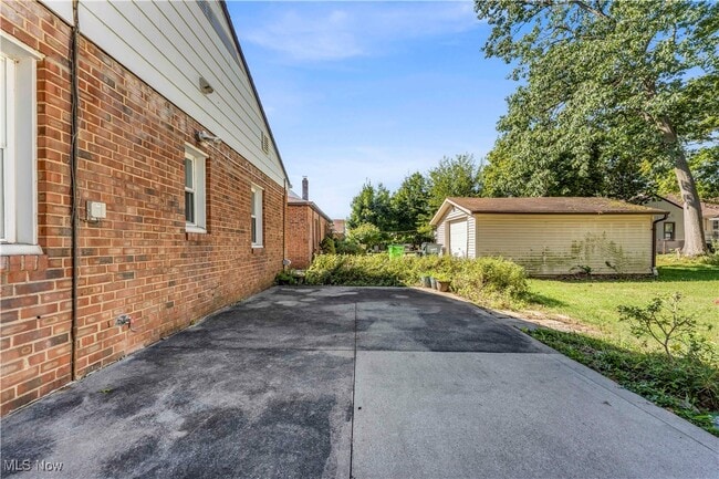 Building Photo - 1152 Elmwood Rd