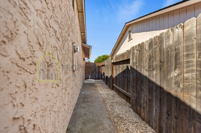 Building Photo - Charming 4-Bed, 2-Bath Home in Sacramento’...