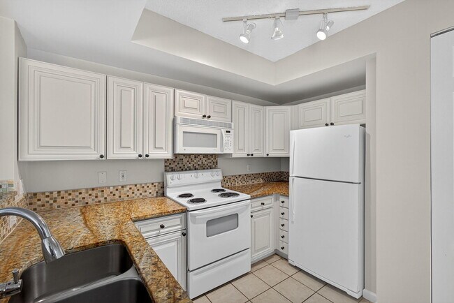 Building Photo - 720 S Sapodilla Ave