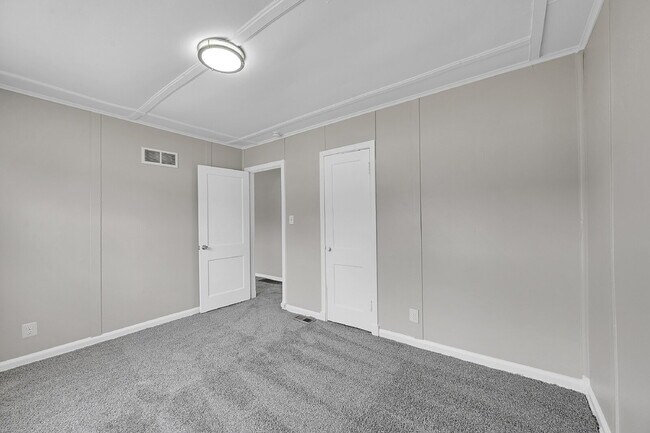 Building Photo - $1,150 - 2 Bed, 1 Bath Updated Unit in She...