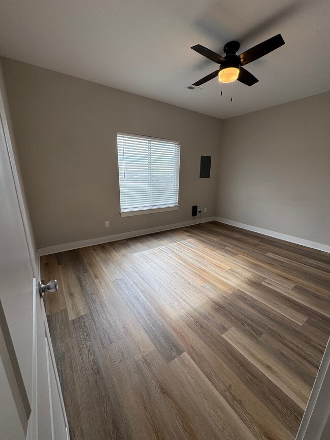Building Photo - 5242 N Cypress Cir