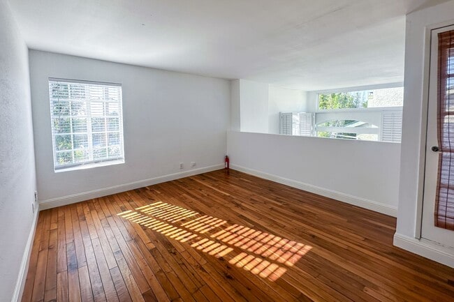 Building Photo - An Enchanted View Townhome