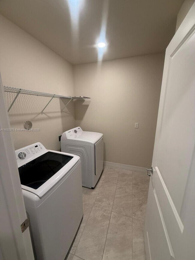 Building Photo - 3141 Tamarind Dr