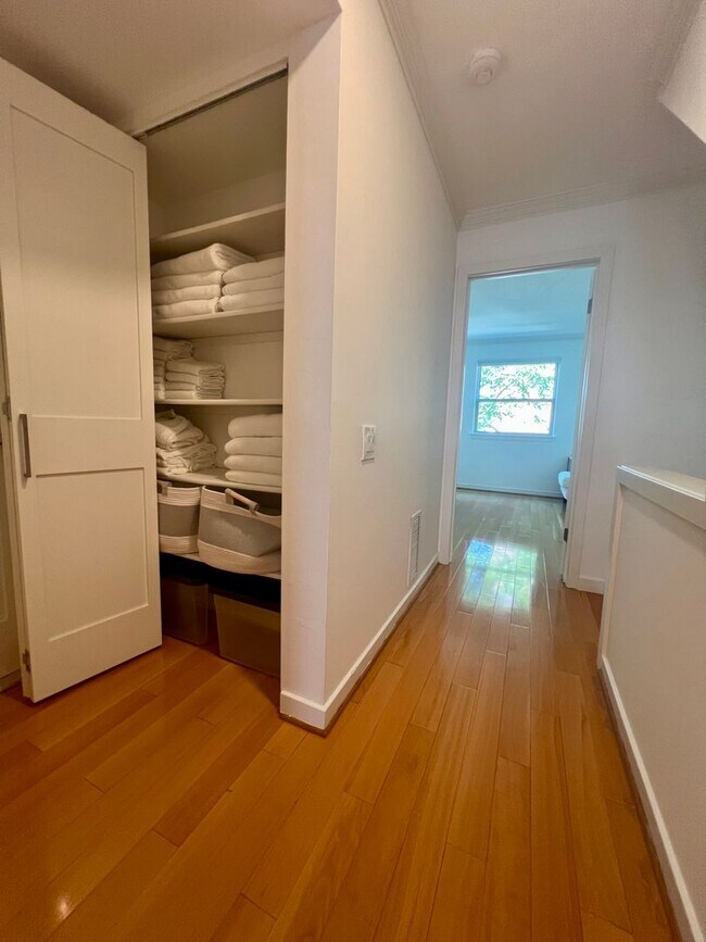 Building Photo - Luxurious 3-Bedroom Townhome in Fairmount!...