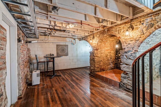 Building Photo - 104 Arch St