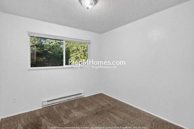 Building Photo - Three Bedroom Home in NE!