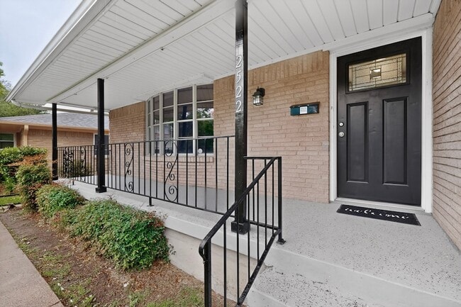 Building Photo - 2522 Pinebluff Dr