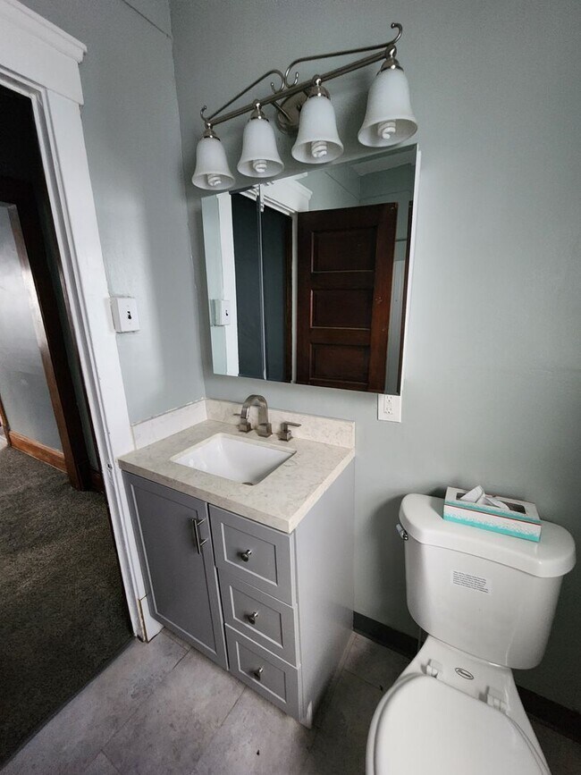 Building Photo - 2 Bedroom First Floor Apartment For Rent o...