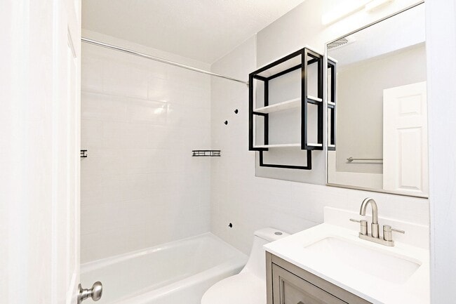 Building Photo - Nicely Updated Duplex Near UVA Medical Center