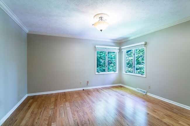 Building Photo - Light & Bright Home