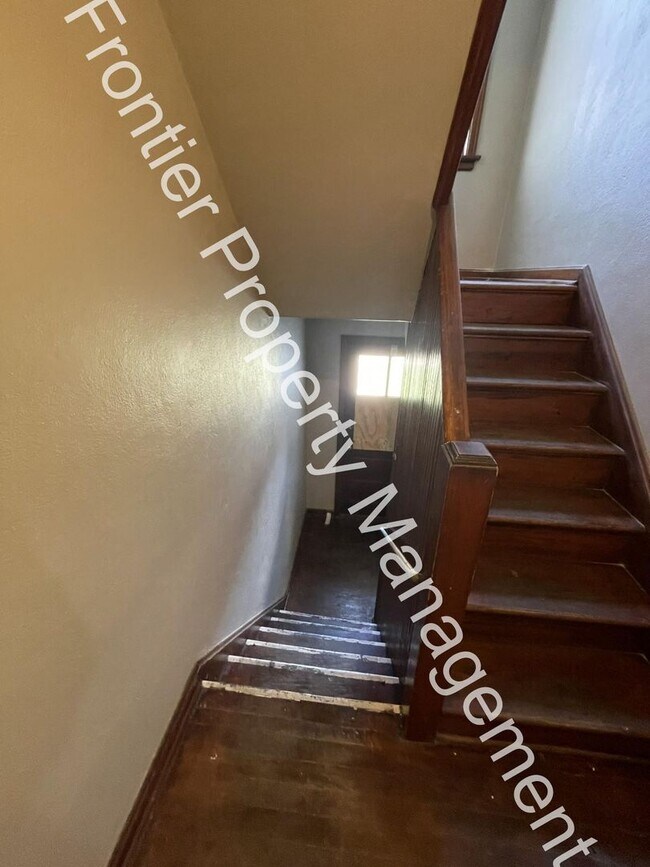 Building Photo - Charming 1-Bedroom Apartment