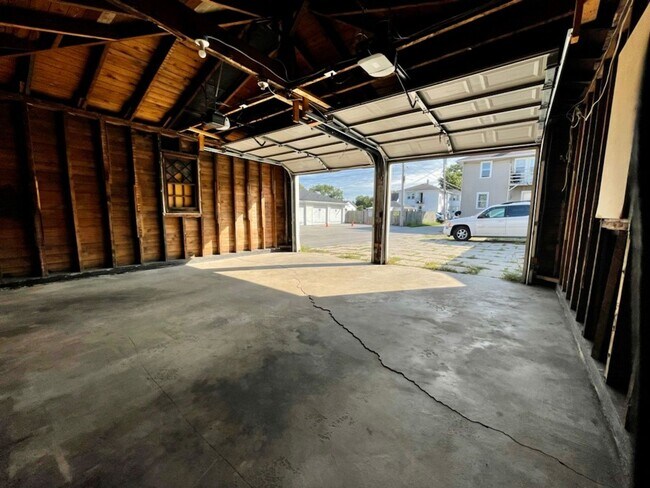 Building Photo - 814 Cherry St