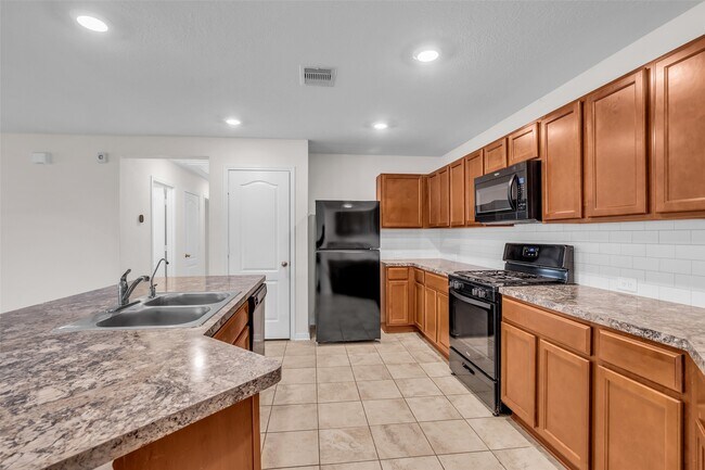 Building Photo - 6715 Hillsdale Creek Dr