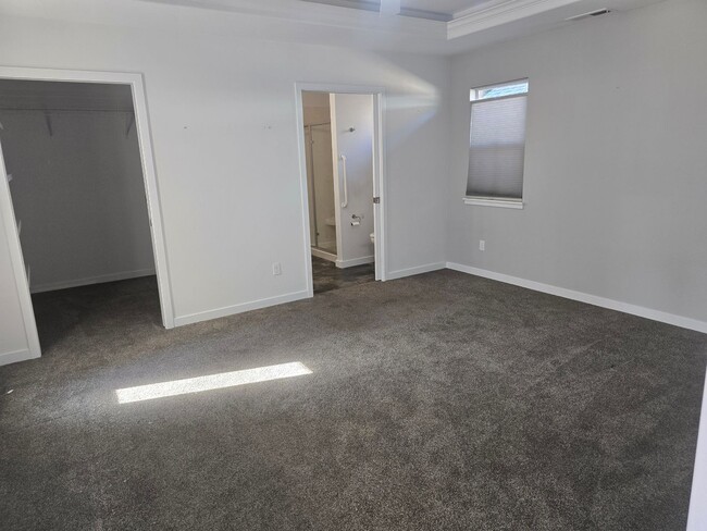 Building Photo - 3 bed 2 bath Home for Rent in Grants Pass