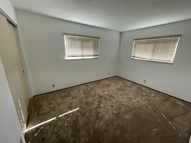 Building Photo - $4,290 / BEAUTIFUL BROOKVALE HOME IN CENTR...