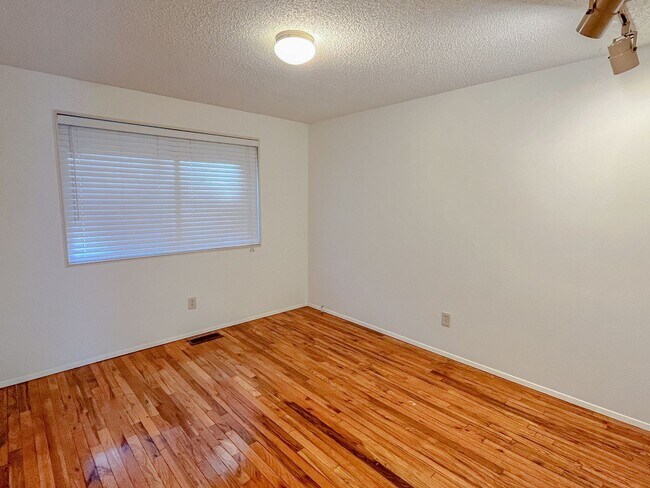 Building Photo - Charming 3bd/2bth Rambler in Tam o'Shanter in Redmond $3,795/mo