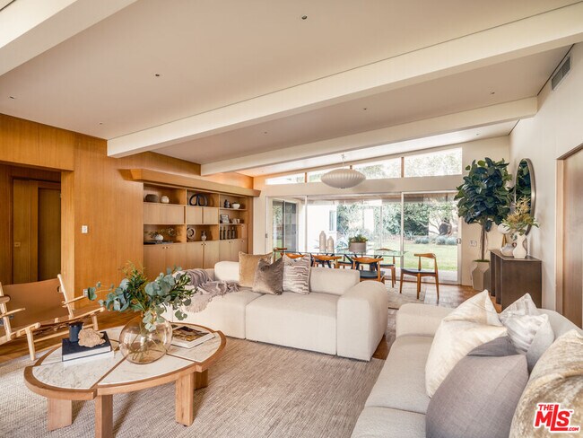 Building Photo - 15515 Via De Las Olas Via