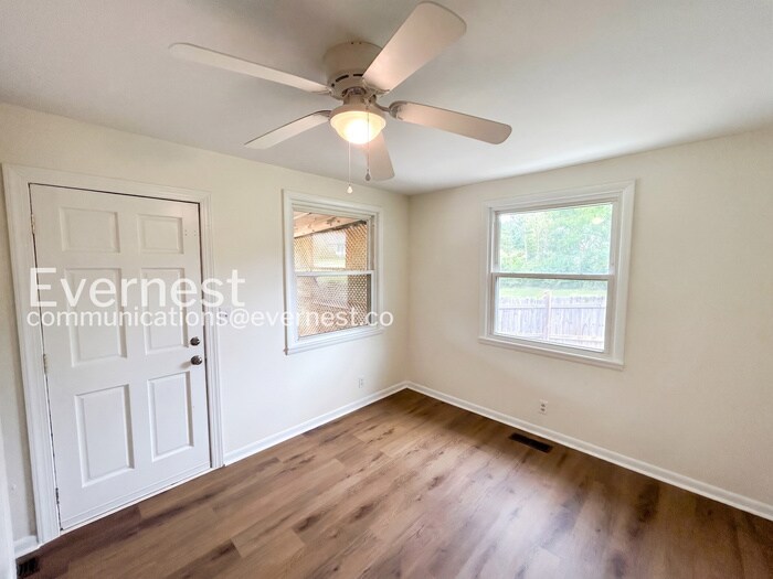 Building Photo - 4017 Meadow Rd