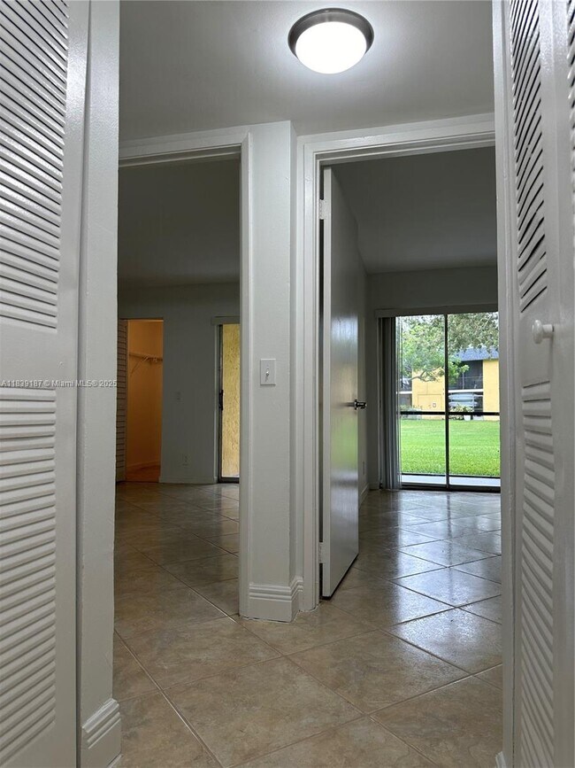 Building Photo - 801 Meadows Cir