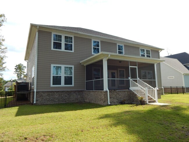 Building Photo - Spacious 6 bedroom, 4 bathroom home!