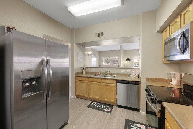 Building Photo - Bright Ground-Floor Condo in Gated Traverse Point with Pool & Spa Amenities