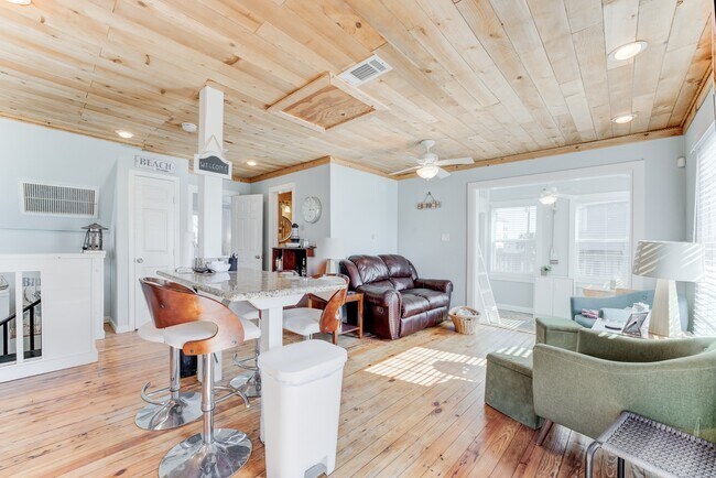 Building Photo - 4211 Surf Dr