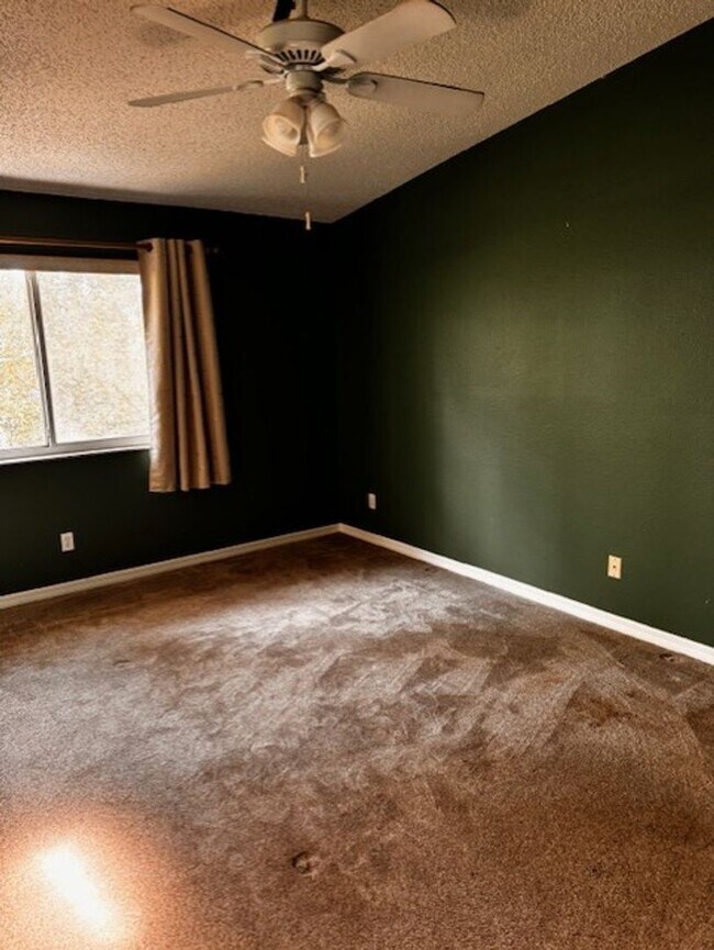 Building Photo - Luxury 3 bedroom 2 bathroom townhome avail...